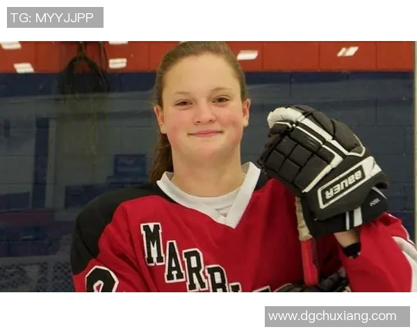 陪伴足球明星的神秘女生究竟是谁她的故事引发了怎样的关注与讨论